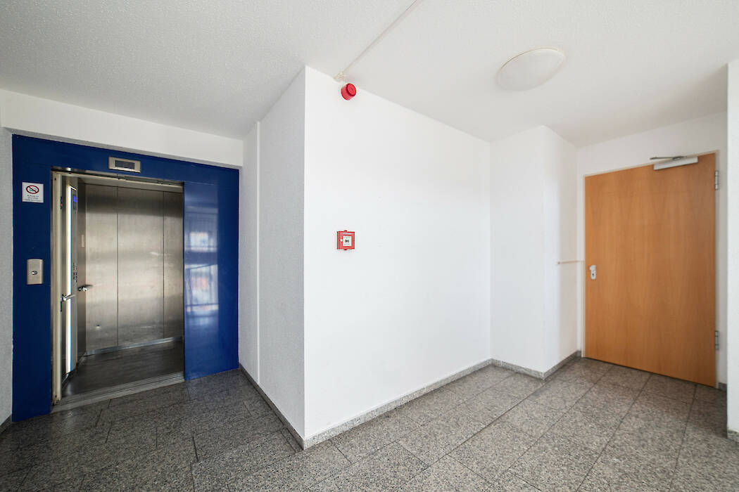 Eingang mit Fahrstuhl